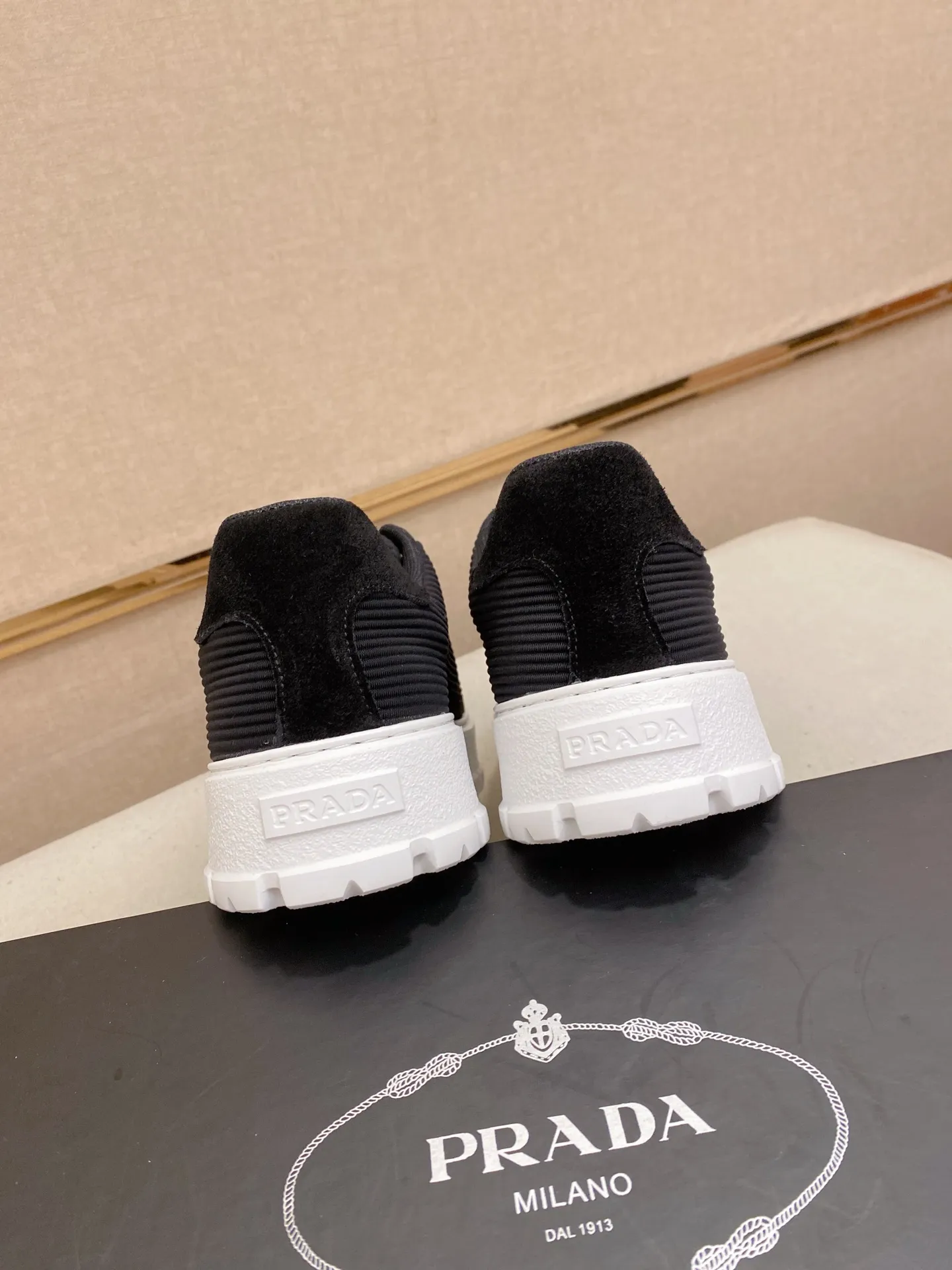 Men's men's shoes💰: 440💰[Prada～Prada] Trendy new styles are on the market. Same style as the official website. Counter quality. Original version. [Strong] [Strong] Imported selected first-layer cowhide. Comfortable and breathable sheepskin lining, fine workmanship, upper layer made of 100% pure cowhide, original last shape, comfortable on the feet, shoe sizes 38 to 44